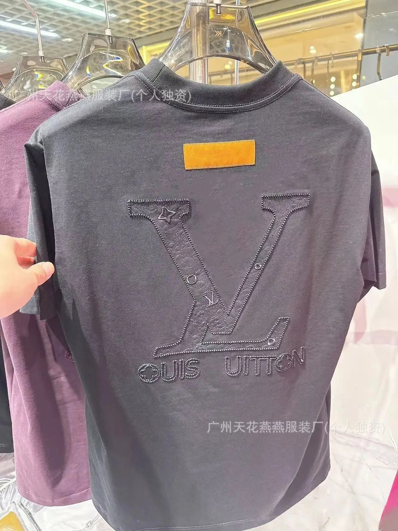 黑色
