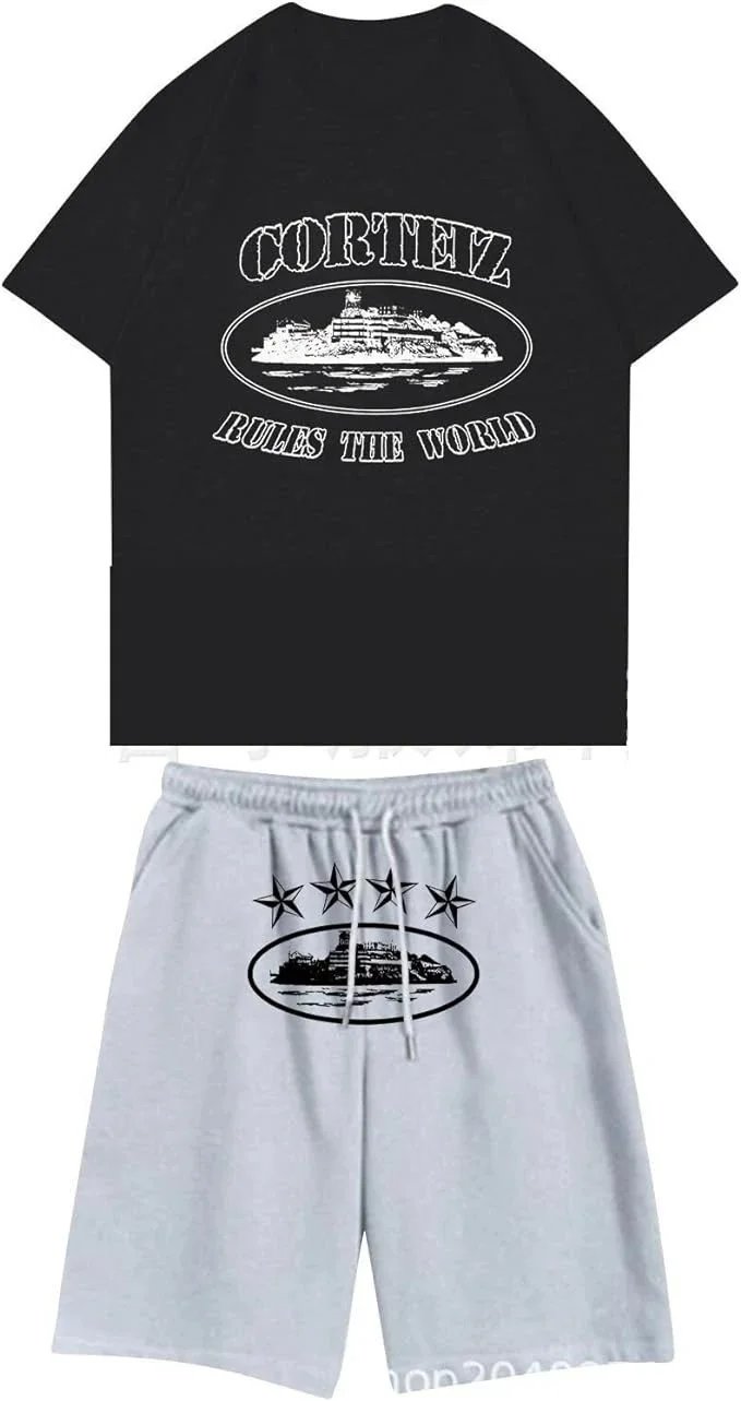 黑色T恤+灰色短裤 黑色T恤+灰色短裤